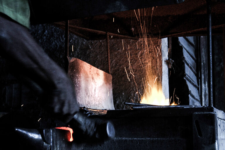 Zé Diabo forjando o ferro (antes da reforma). Fotografado por Lucas Marques, 2013.