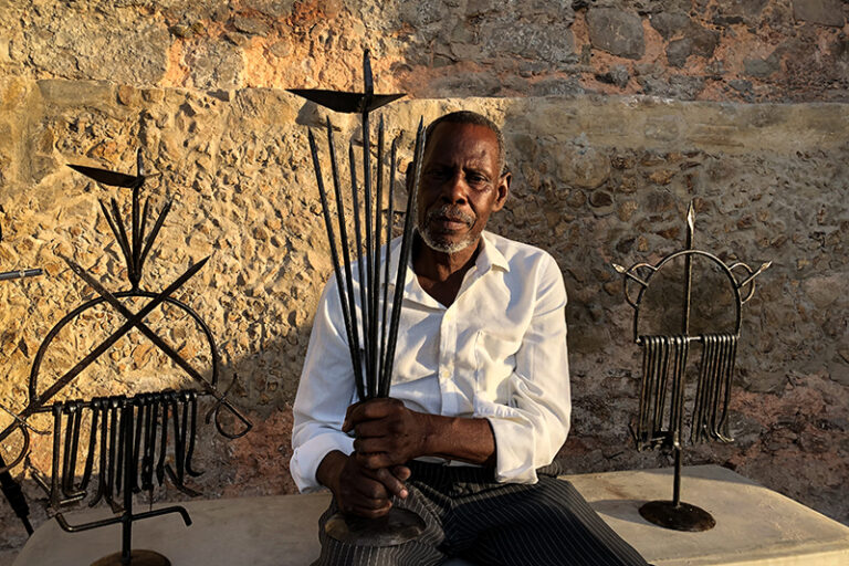 Retrato de Zé Diabo com ferramentas (Ogunjá, Ossain e Oxóssi). Fotografado por Alana Silveira, 2021.